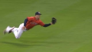 LAA@HOU: Barnes lays out to snag a line drive screenshot 5