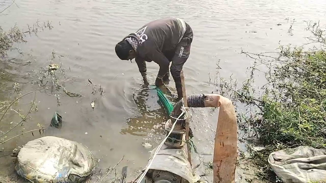 देखिए पानी के अंदर से क्या निकाला🥱🥱🥱 #moter se pani nahi nikal raha hai #gav ka pokhra #pani pat ra