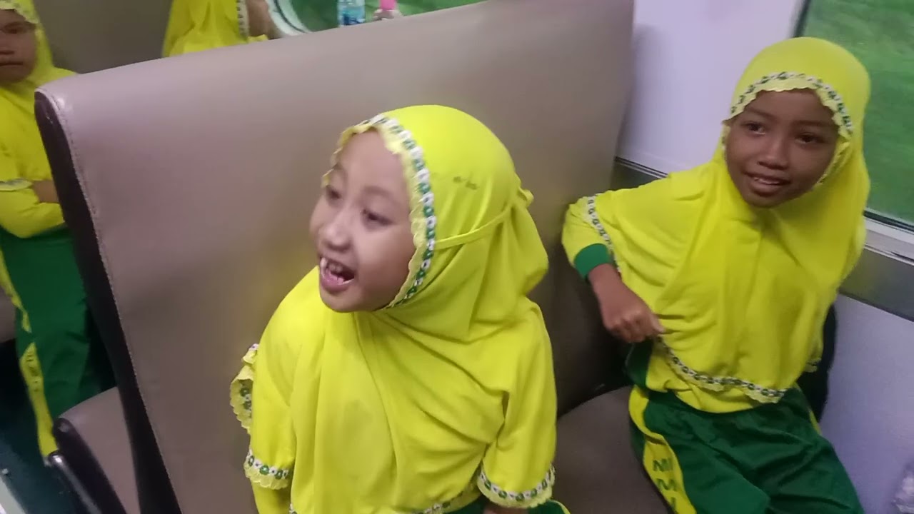 Keseruan anak anak MI MUTU WATUKEBO di dalam gerbong kereta menuju Banyuwangi 😁
