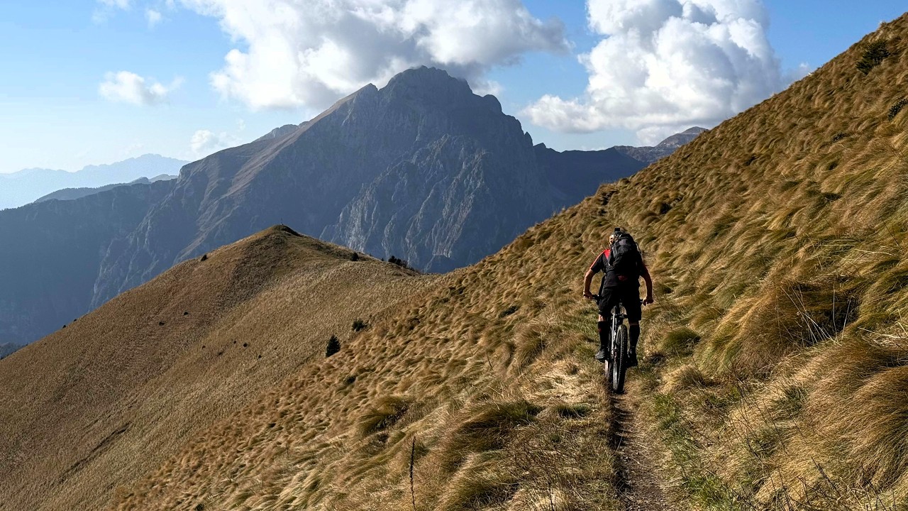 Sui crinali del monte Costone e Altissimo da Borno ⛰️✨