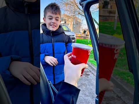 فاجئت خلودة بعد المدرسة بكوب مليئ بالحلويات