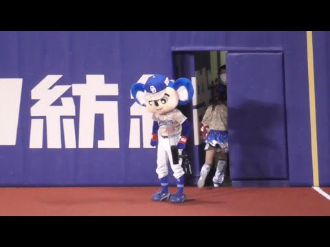 直前に2000安打を達成した大島洋平へのファンの大声援を聞いてお祝いを言いたそうなドアラ　中日ドラゴンズVS横浜DeNAベイスターズ　2023.8.26