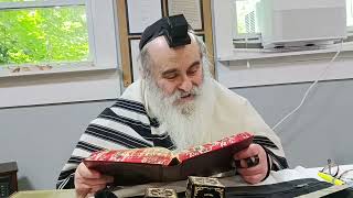 Why do Chossanim untie their knots? | Daily Halacha Shiur