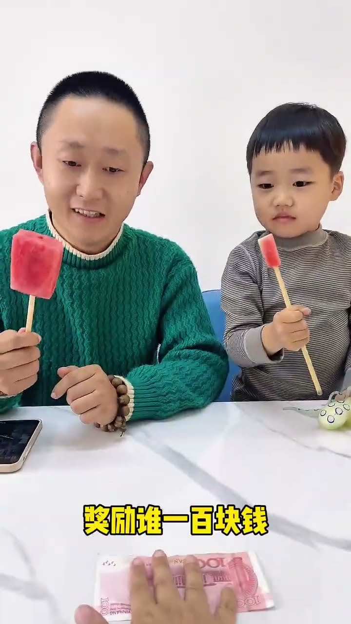 父子两吃西瓜比赛，熊孩子太聪明了！#Cute baby#Cute#呆萌小米宝#聪明宝宝#萌娃