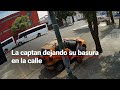 #DENUNCIA | Captan a esta mujer dejando su basura en la calle a plena luz del día