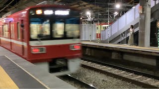 京急線普通神奈川新町行き1500形1572、1569編成(神奈川新町行き終電車)が金沢八景駅から発車！【金沢八景駅、令和5年7月28日金曜日】