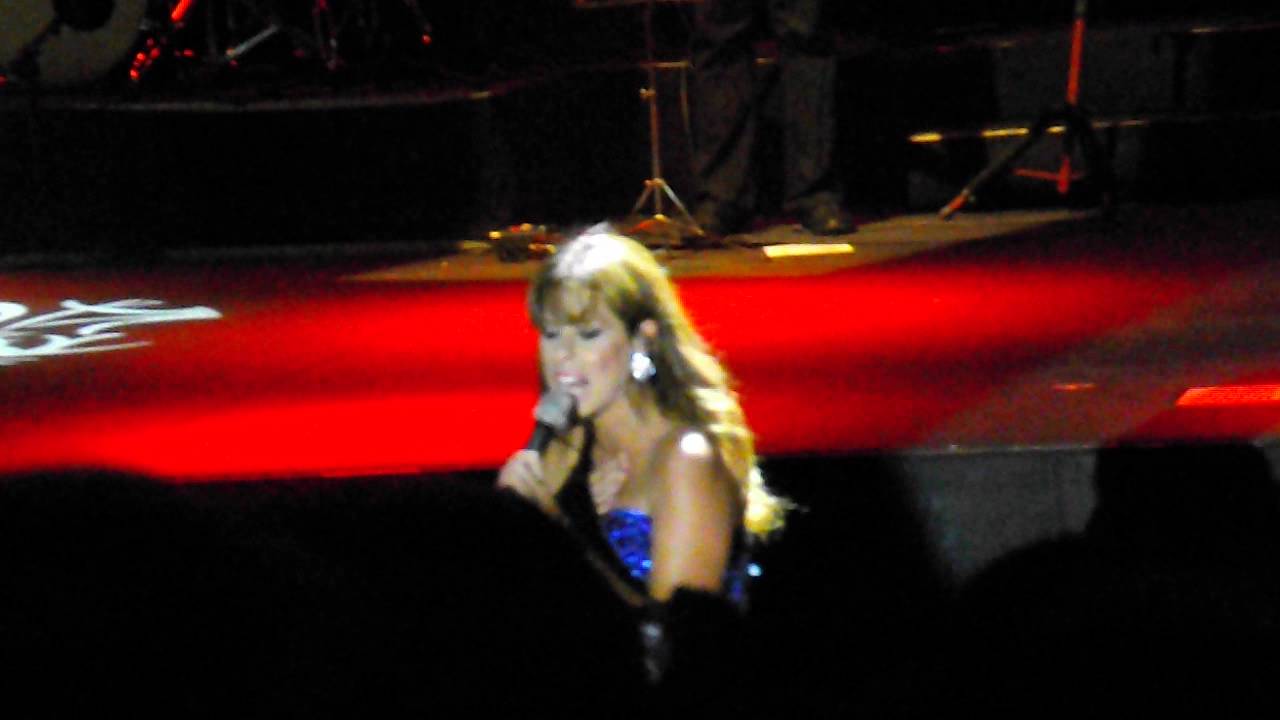 Pastora Soler La mala costumbre (Jardines de Sabatini) YouTube Pastora Soler La mala costumbre (Jardines de Sabatini) YouTube