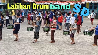 Anak SD latihan drum band untuk persiapan 17 Agustus