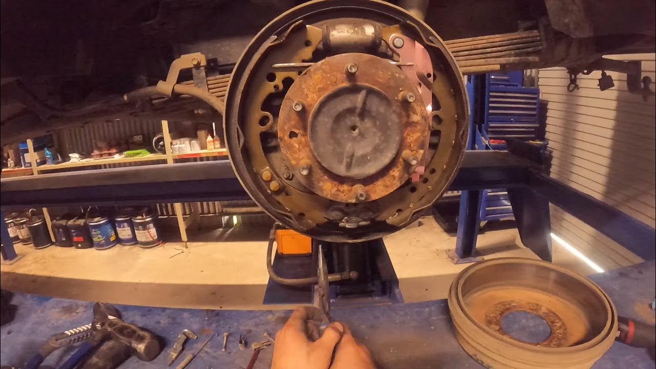 Changing Brake Shoes on a 20042015 4x4 Toyota Hilux YouTube
