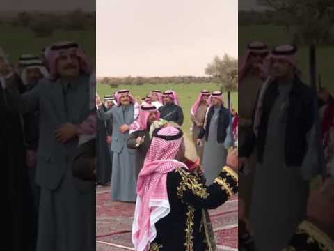 الامير أحمد بن عبد العزيز والأمير محمد بن فهد يؤديان العرضة السعودية في روضة التنهات 2