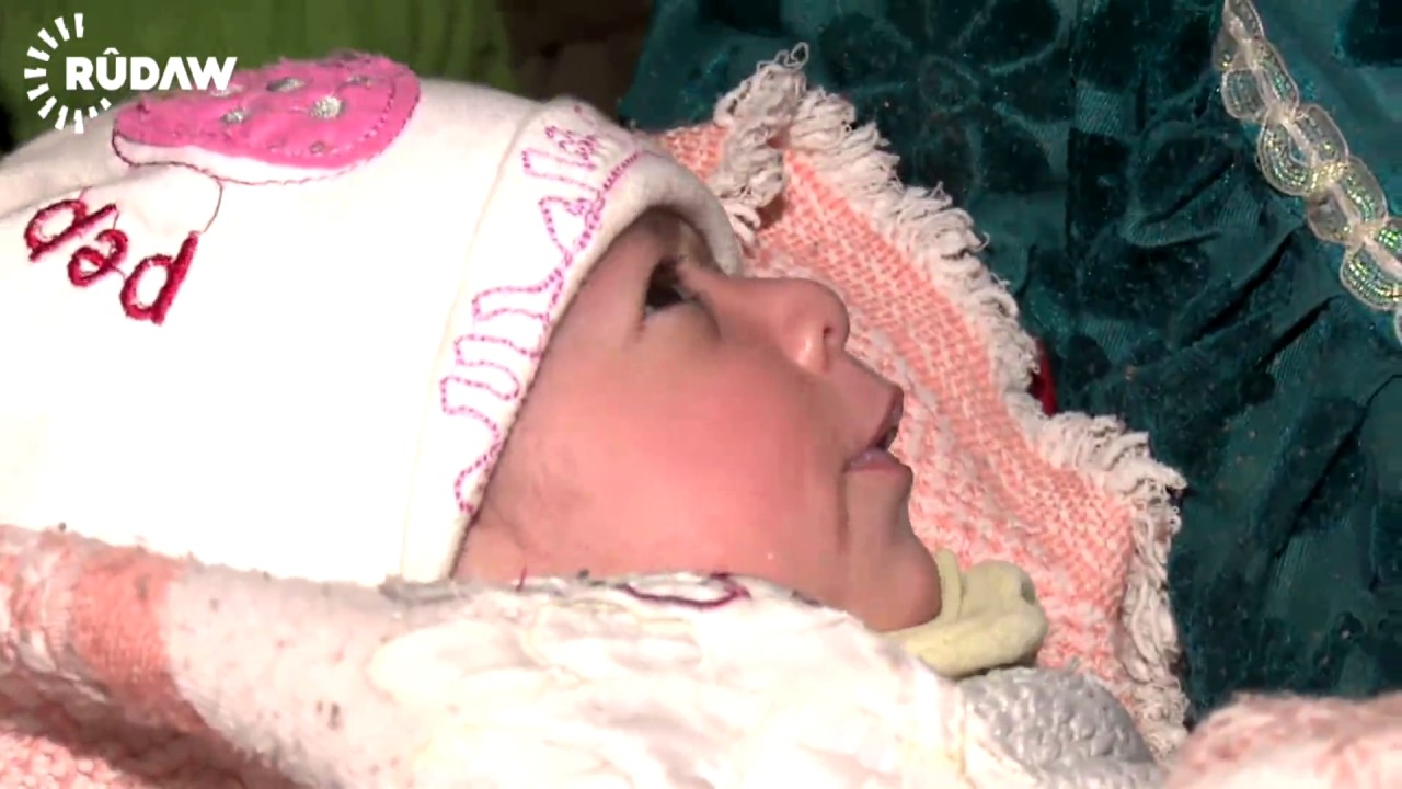 أم نازحة تنجب طفلها في مخيم حسن شام