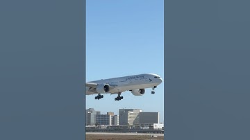 Boeing 777 of Cathay Pacific landing #lax #love #planespotting #shorts #video o
