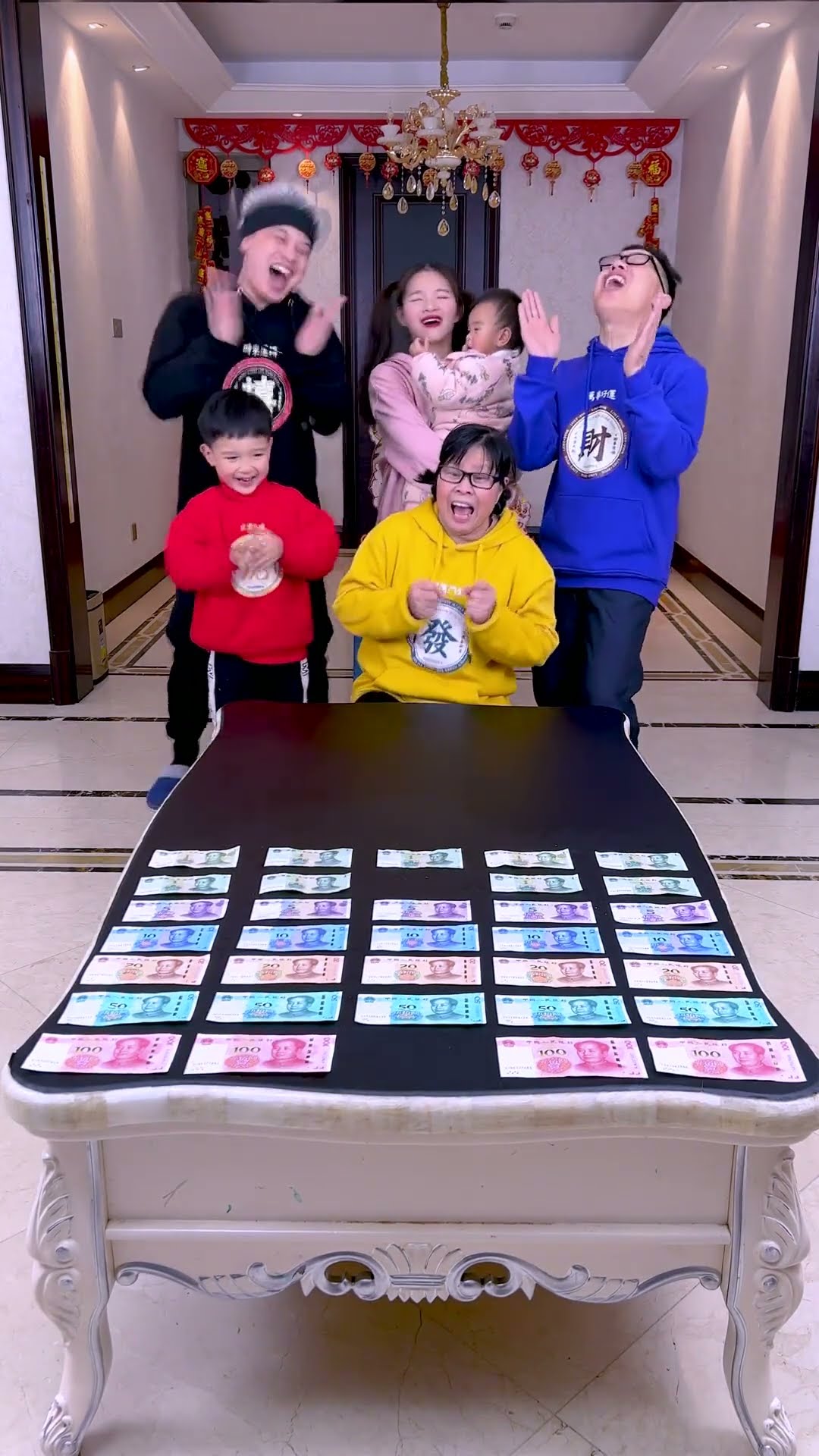 New Year Family Game! How Many Red Envelopes Can You Get?#Funnyfamily#Partygames