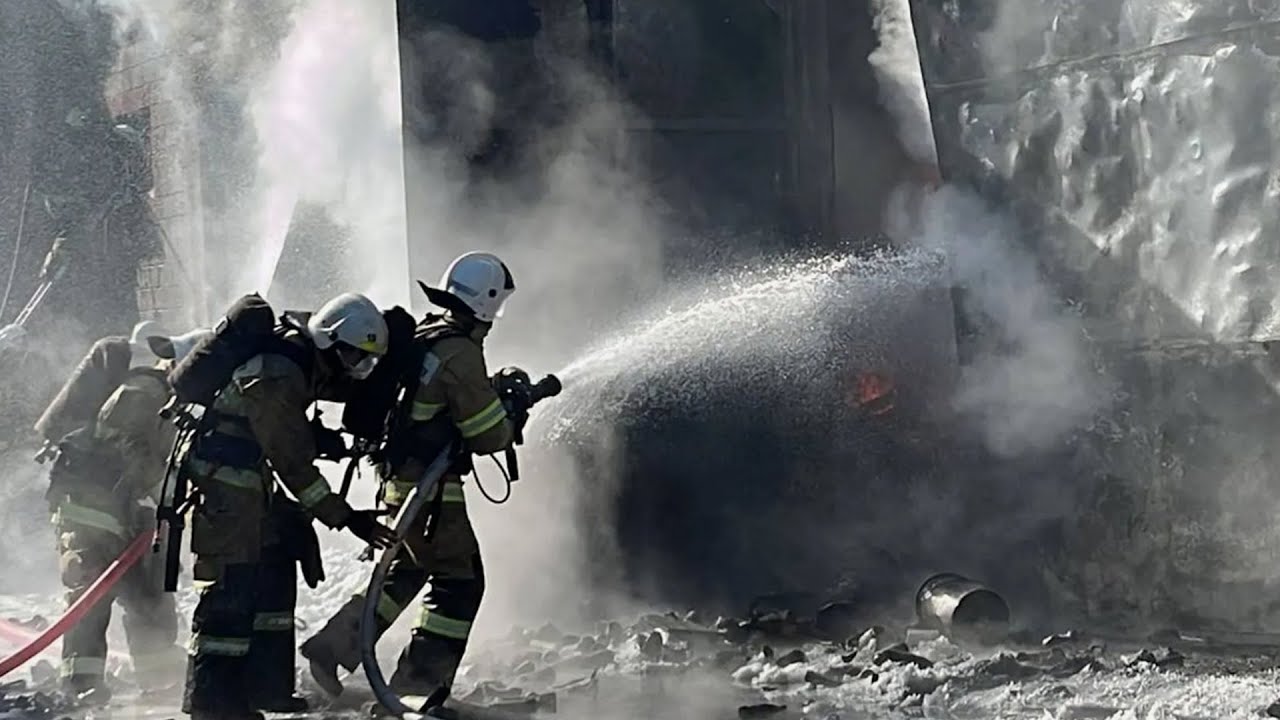 Вещевой рынок полыхает огнем в Алматы. Для тушения пожара задействованы 70 спасателей