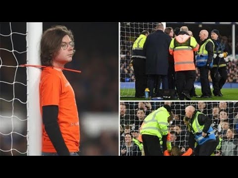 لحظة توقف مباراة ايفرتون و نيوكاسل بعد دخول أحد المشجعين لملعب المباراة وربط عنقه بالعارضة