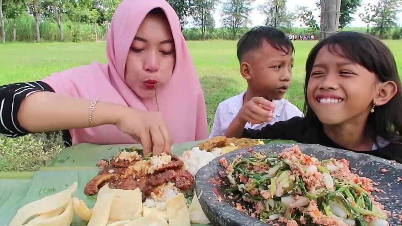 HABIS OLAH RAGA LANJUT SARAPAN PAGI , MENUNE URAB KUNCAR SEMUR JENGKOL