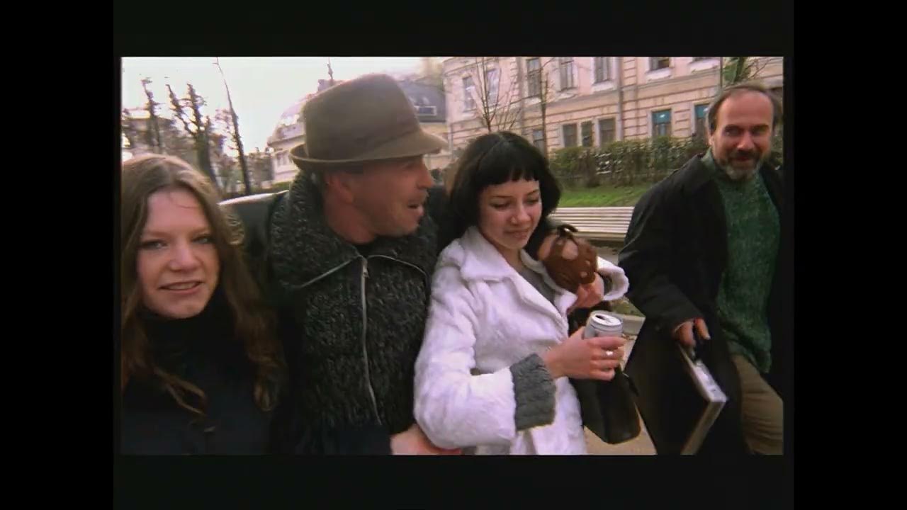 Сукачёв полюби меня клип. Я иду арбатом к мужикам в гараж видео. Сукачев полюби меня клип. Сукачев полюби меня клип. Кто снимался в клипе гарика сукачева полюби меня.