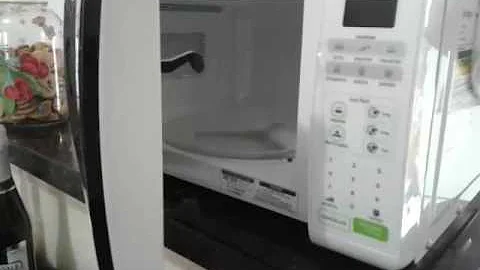 Como tirar cera de depilação do Micro-ondas?