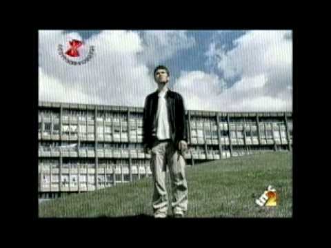 Daniele Groff nel videoclip del suo fortunatissimo singolo di esordio "Daisy", tratto dal cd "Variatio 22". Con questo brano Daniele vince Sanremo Famosi nel '98, fase preliminare per accedere a Sanremo Giovani '99. "Daisy" Ã¨ uno dei brani che apre il sound britannico a quello italiano, il cosiddetto "Britpop Made in Italy" (Autorizzazione di pubblicazione dallo stesso Daniele Groff...per info: www.danielegroff.com, www.lestellesonomie.tk, www.myspace.com/daneielegroff)