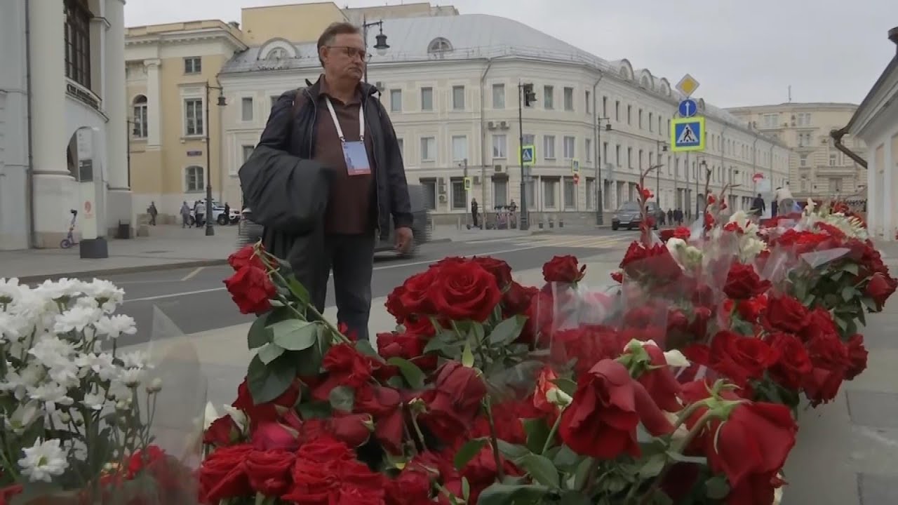 Moscow residents lay flowers at makeshift memorial to Wagner fighters killed in plane crash