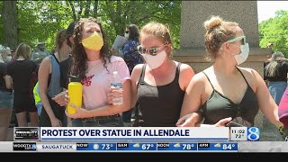 Protesters demand Confederate statue to be removed