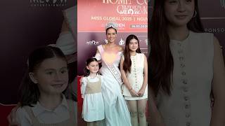 Hai Cô Con Gái Xinh Xắn Của Hoa Hậu Như Vân Đến Chúc Mừng Mẹ Đăng Quang Miss Global