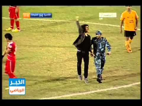 مشجع سوري يقتحم الملعب لعناق السومه معه علم الثورة