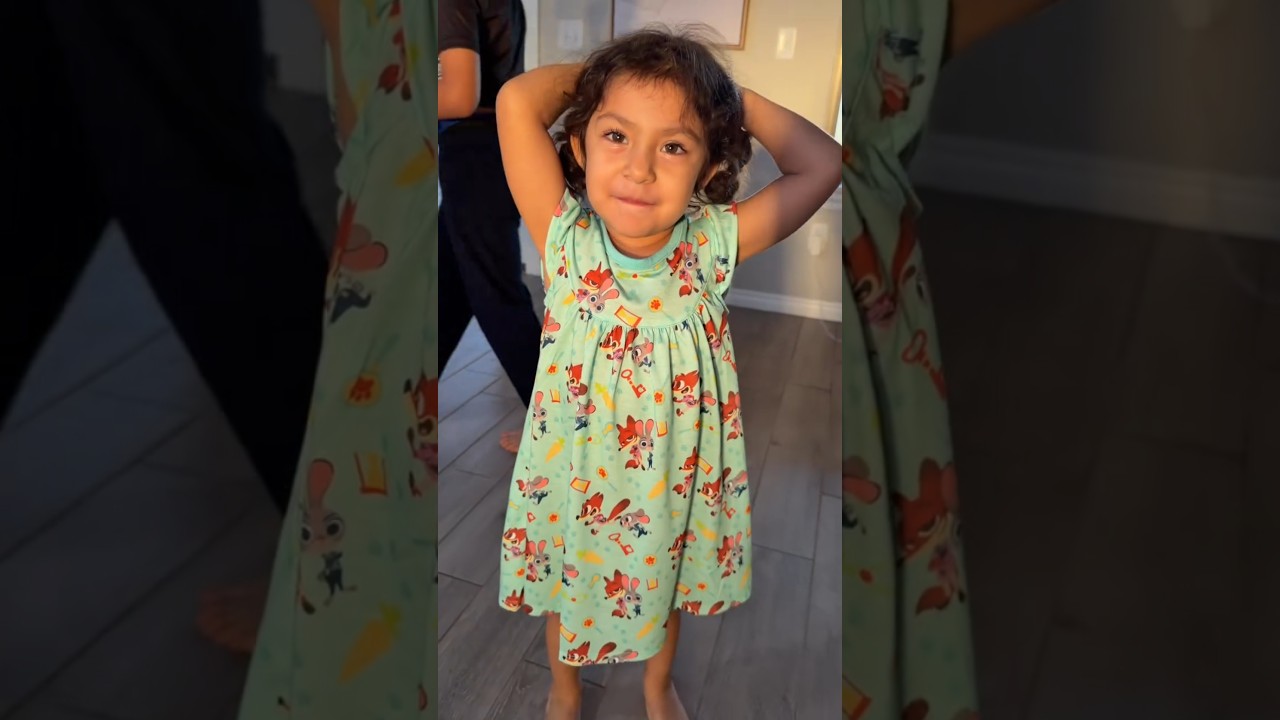 Navany le dice a Eli que quiere ir al cine y a Disney tan bella y como es la consentida de mamá