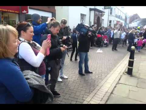 Video: #rugeleymassfeed! Mütter nehmen zur Straße beim stillen Protest