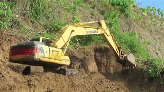 Alat Berat Excavator Komatsu PC200 Bongkar Gunung