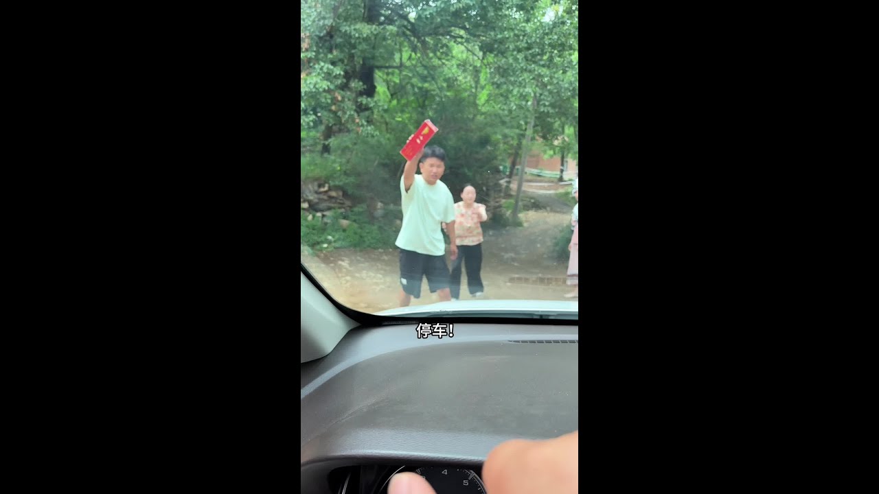 就因为踩了当地姑娘一脚，结果回不去了