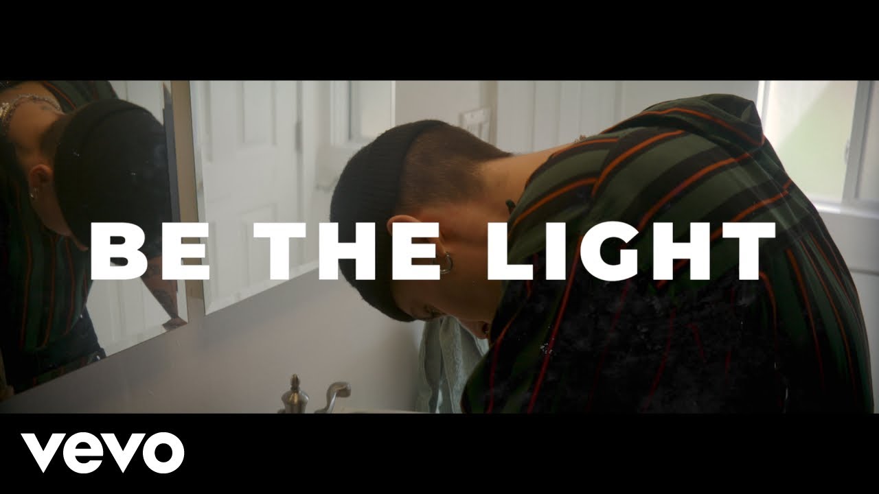 Guarda Griffin Matthews, Ledisi, Emma Hunton, Cast of Witness Uganda - Be the Light (Official Video) su YouTube Guarda Griffin Matthews, Ledisi, Emma Hunton, Cast of Witness Uganda - Be the Light (Official Video) su YouTube