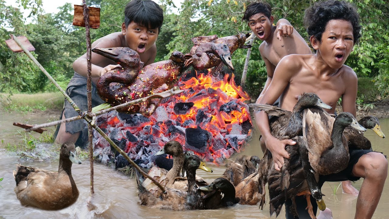 Survival in the rainforest - Primitive cooking duck by wheel water ...