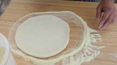 How to Stretching  a Pizza with  the Master  Pizzaiolo ( Massimo Nocerino)