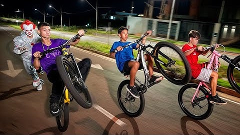 Fugimos do Palhaço Empinando de Bike