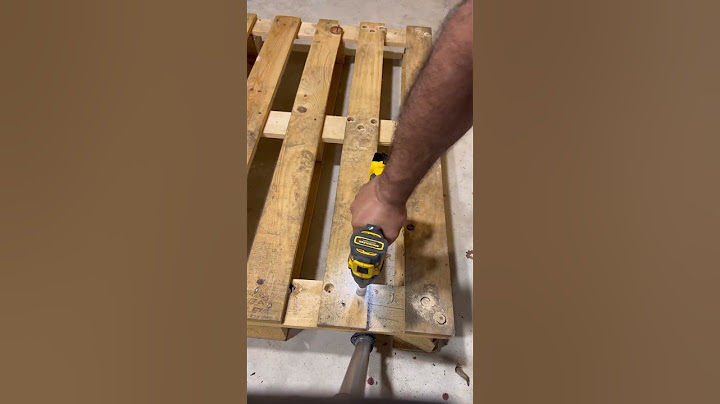 Taking apart a pallet without splitting the wood using an small hole saw. #shorts #palletwood