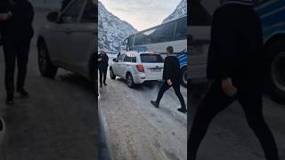 Дорога Верхний Ларс-Казбеги.  При такой дороге помощь всегда будет.