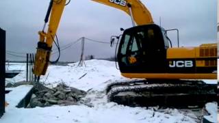 Арендованный гусеничный экскаватор JCB JS200 в работе с гидромолотом(http://telescopic.ru/?page_id=5118 Мощный арендованный гусеничный экскаватор JCB JS200 разрабатывает мерзлый грунт при помощи..., 2013-11-12T09:12:04.000Z)