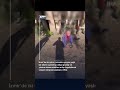 İzmir’de iki şahıs, sokakta uyuyan yaşlı bir adamı uyandırıp dalga geçtiği ve yüzüne tekme attık...