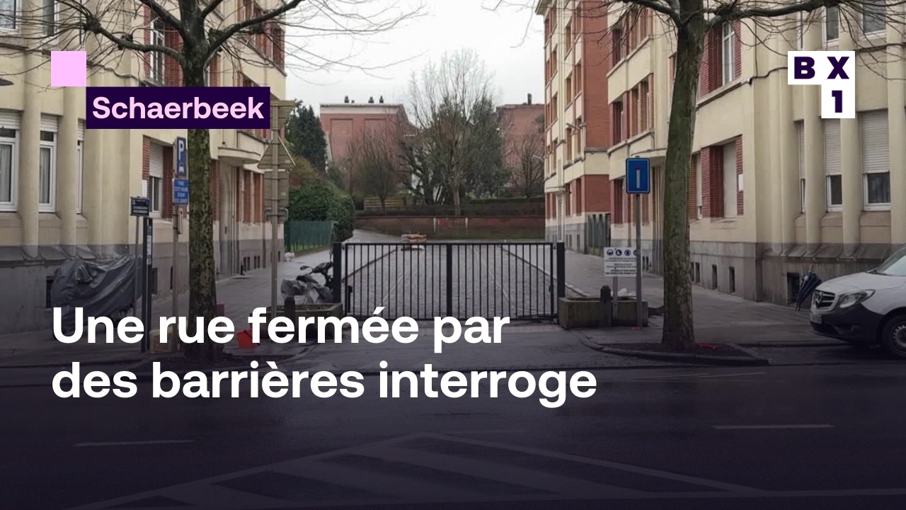 Une rue fermée par des barrières à Schaerbeek