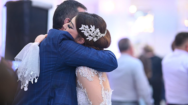 "Babai këndon i emocionuar ne dasmën e vajzës"