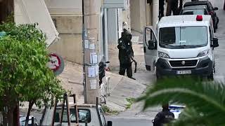Η επιχείρηση απομάκρυνσης της χειροβομβίδας από πυλωτή πολυκατοικίας | Flash.gr