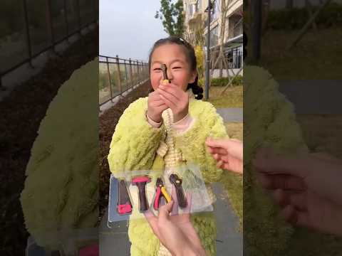 طفل يحصل على الحلوى وسوف أقول شكرا لك 5964