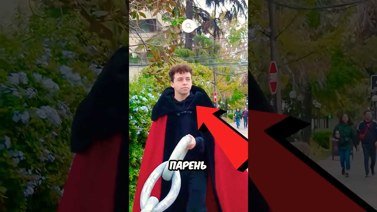 Он выгуливает ЭТО на огромной цепи 😱