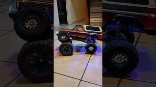 Traxxas Ford Bronco crawling over a 1/8 scale tyre like it's nothing. #rc #rccrawler #traxxas #rccar