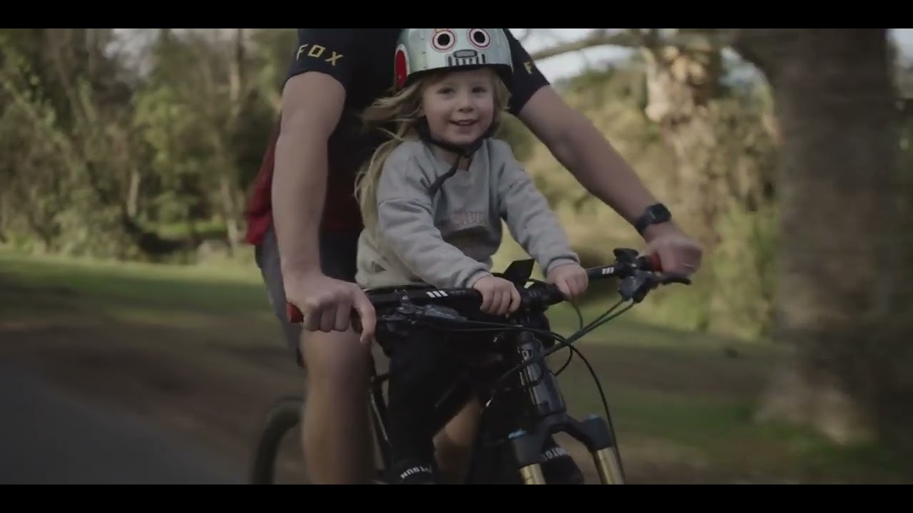 Avec la selle UrbanKid™, il ne regarde plus le paysage depuis l’arrière