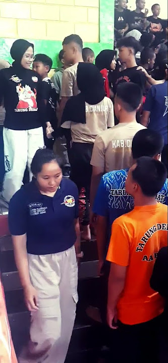 Etika jalan ditangga itu sebelah kiri🚶‍♀️biar ga tabrakan saat berpapasan🧍🚶‍♂️ dgn org lain 😜