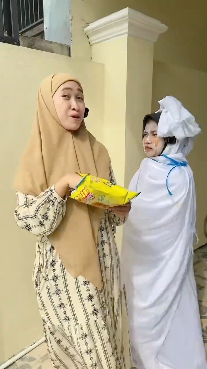 KEMANA MANA DITEMENIN POCONG ?