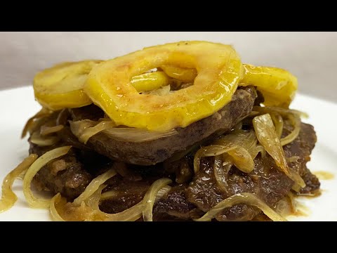 Печень говяжья с луком и яблоками на сковороде. Печень по-берлински