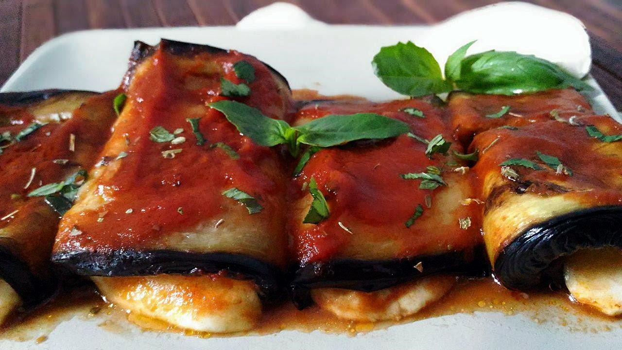Eggplant rolls with tomato sauce Involtini di melanzane al pomodoro